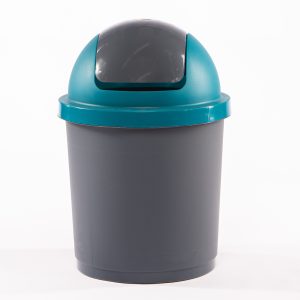 Basurero pequeño con tapa gris